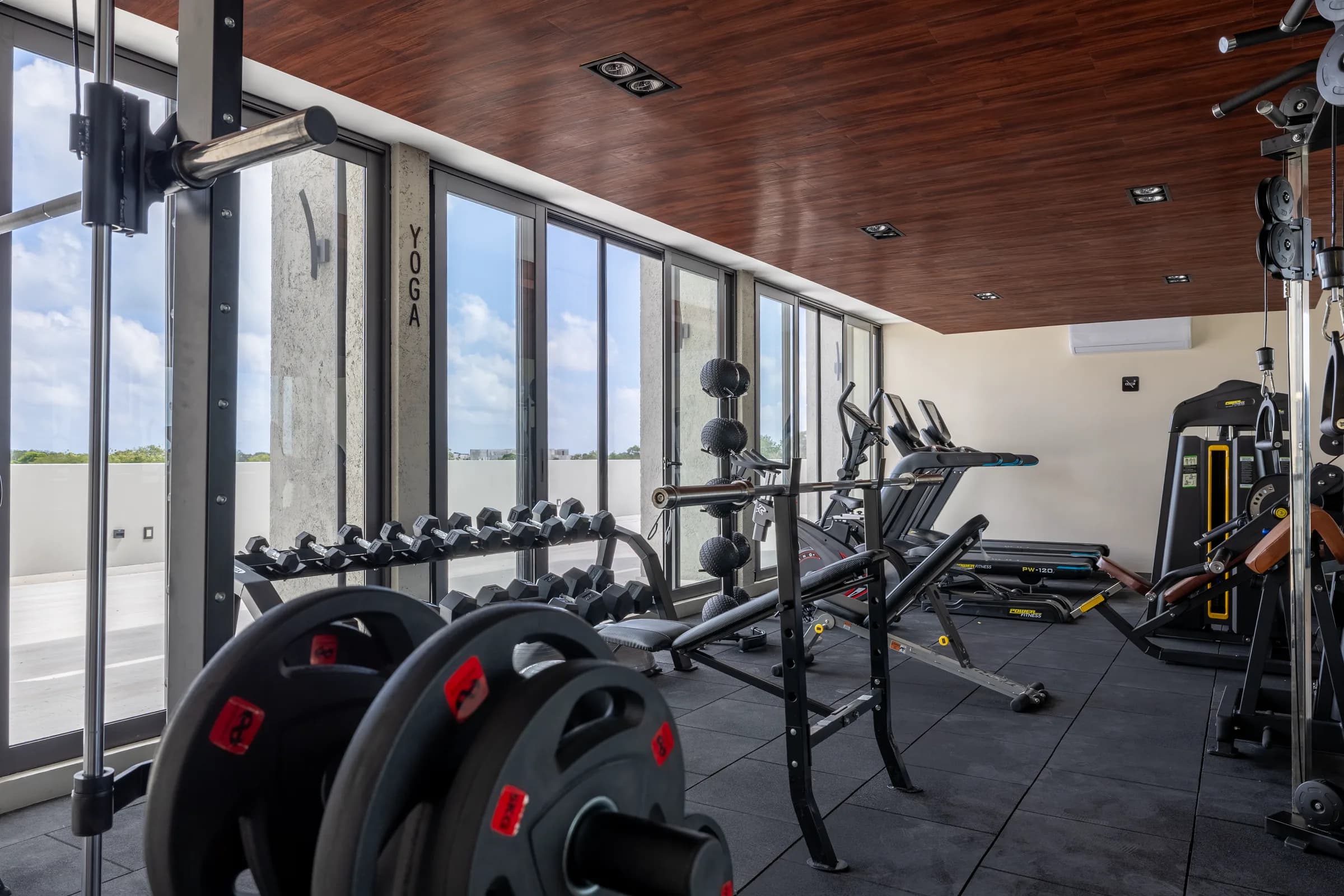 Gimnasio equipado con ventanales