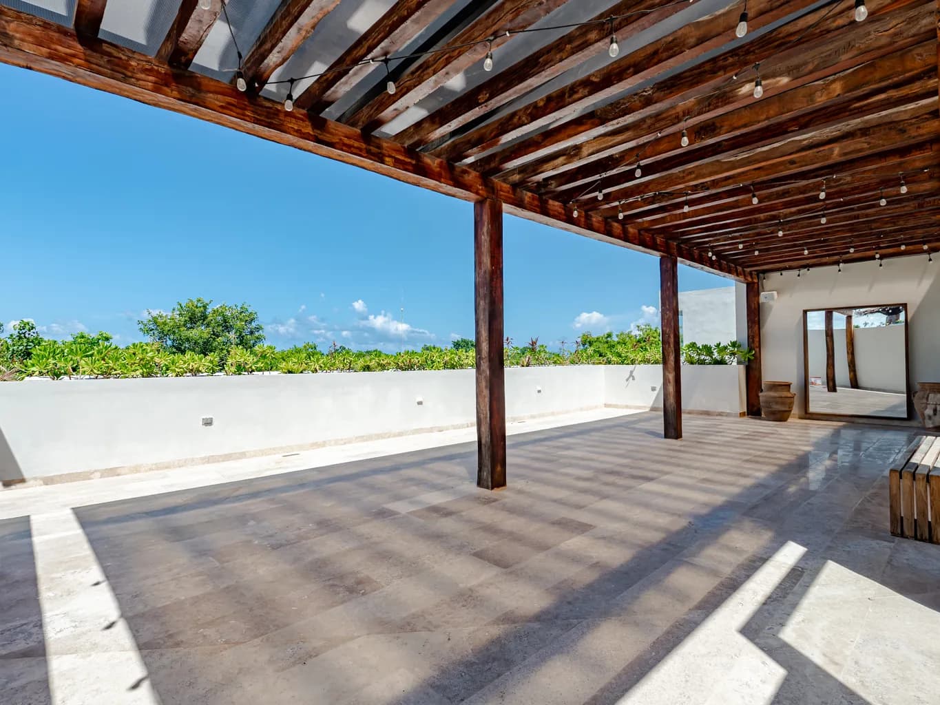 Terraza con pérgola de madera en el rooftop
