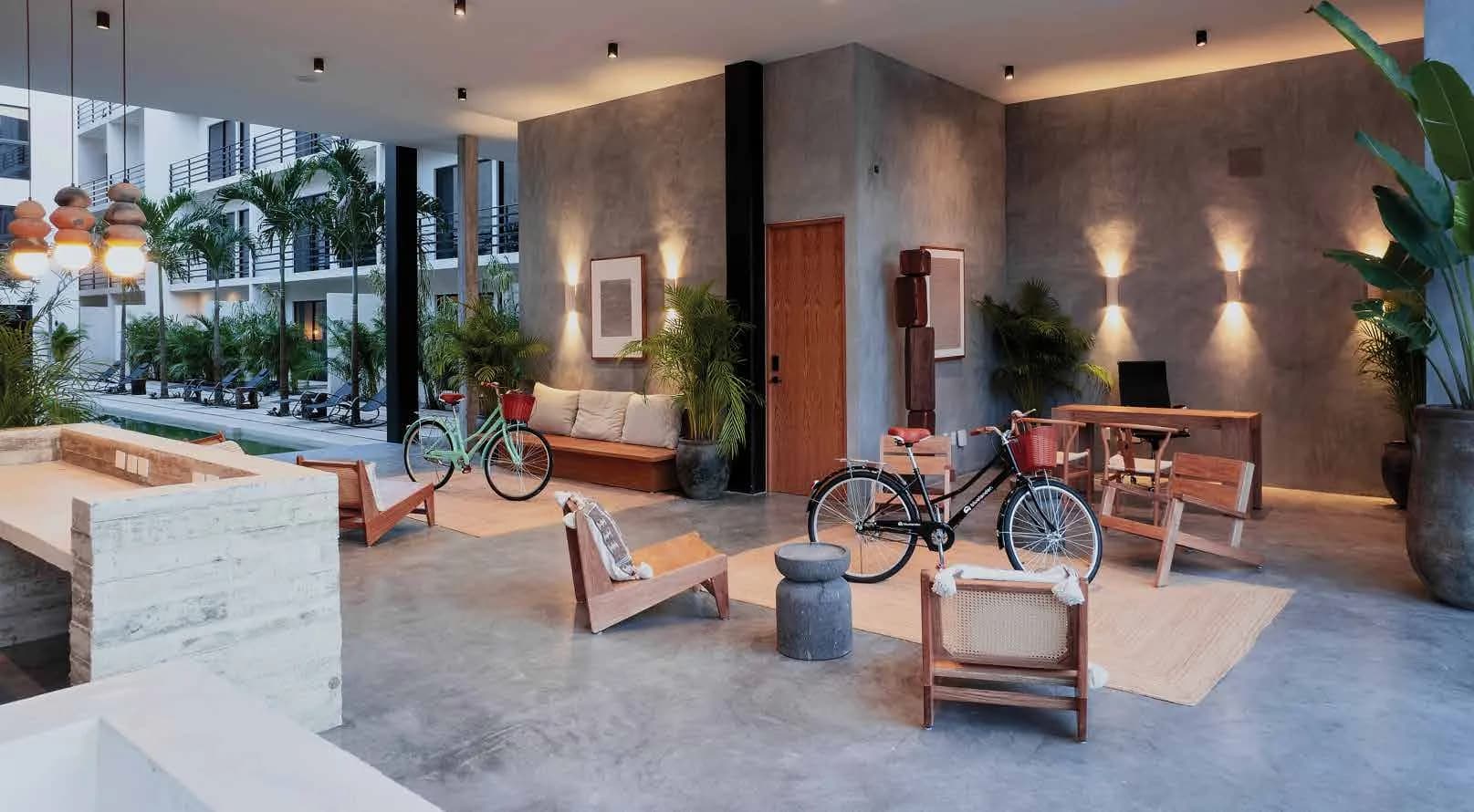 Lobby abierto con sillones de madera y recepción