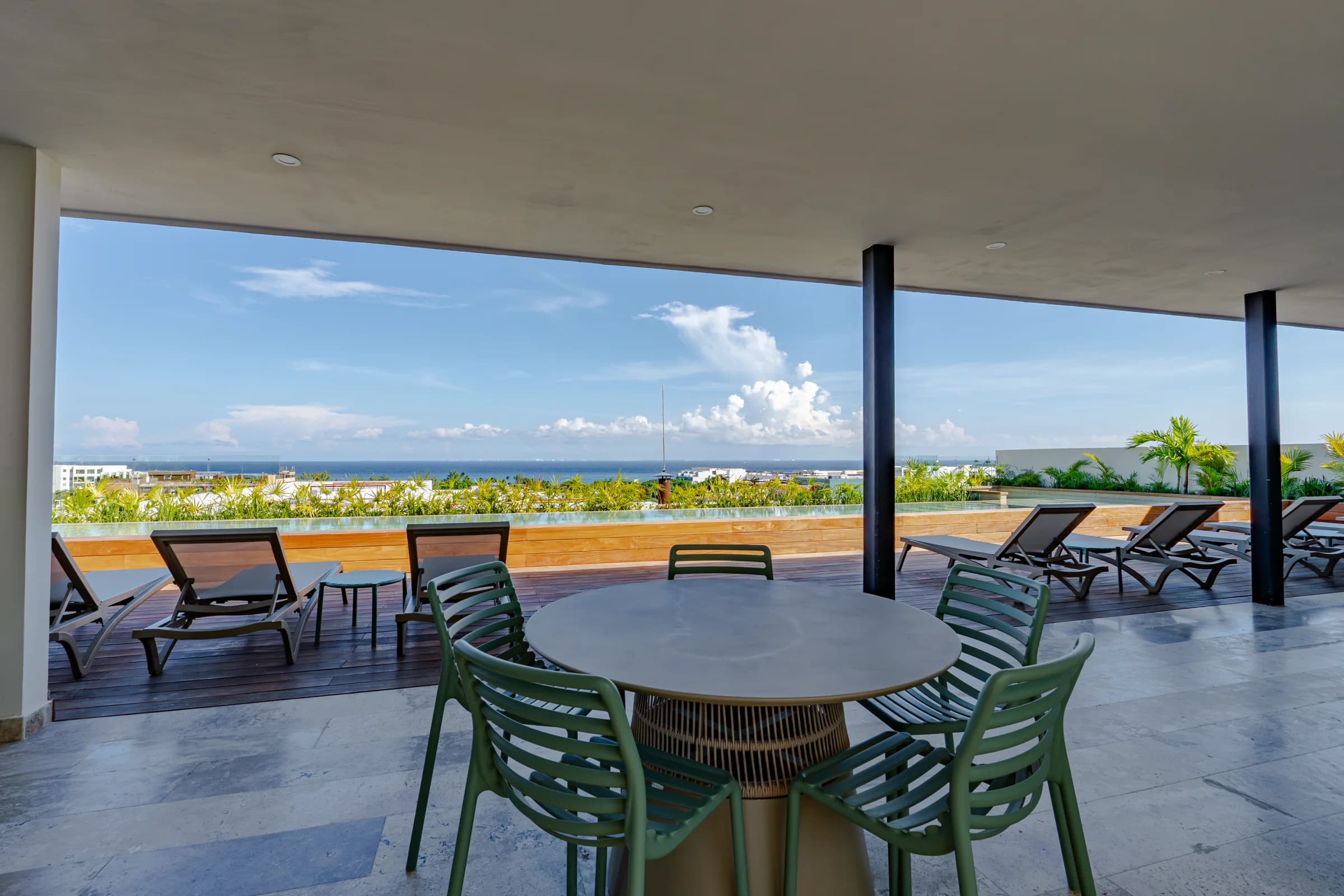 Terraza techada del rooftop con vista al mar