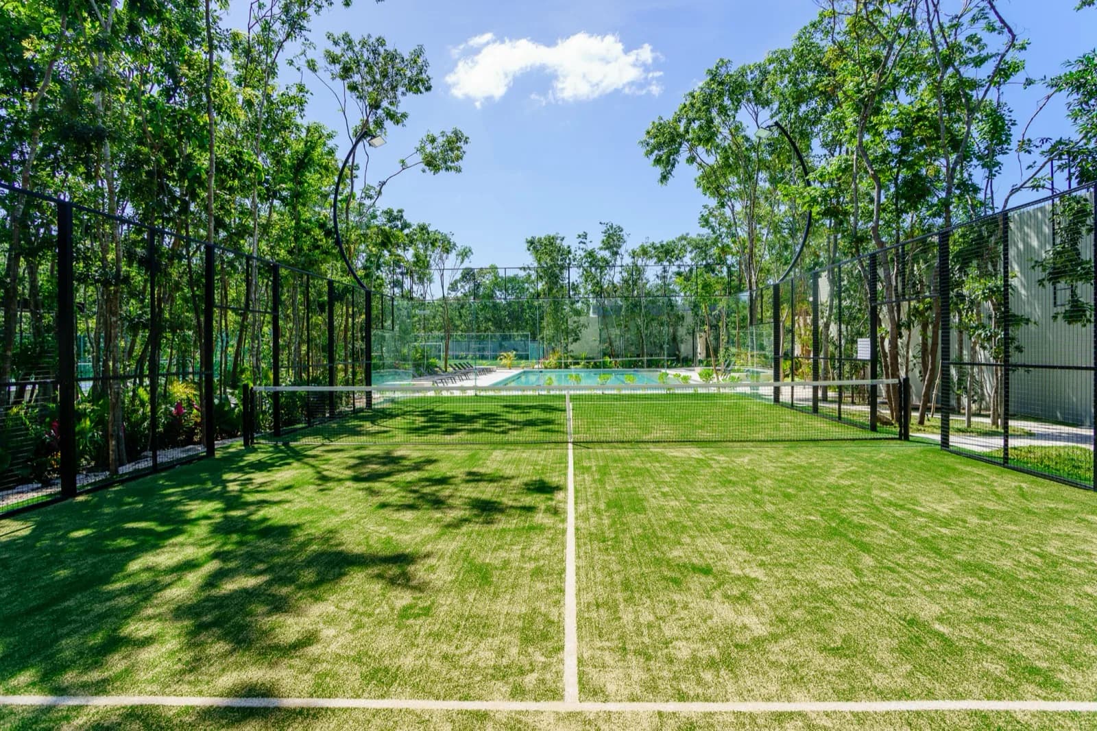 Cancha de pádel de pasto sintético con malla perimetral