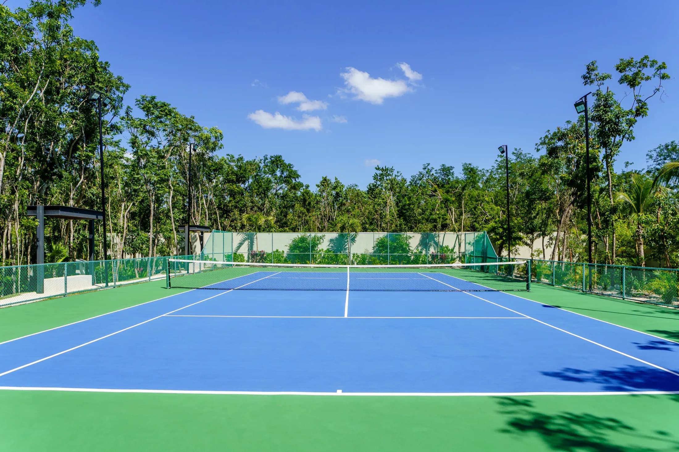 Cancha de tenis de superficie acrílica azul